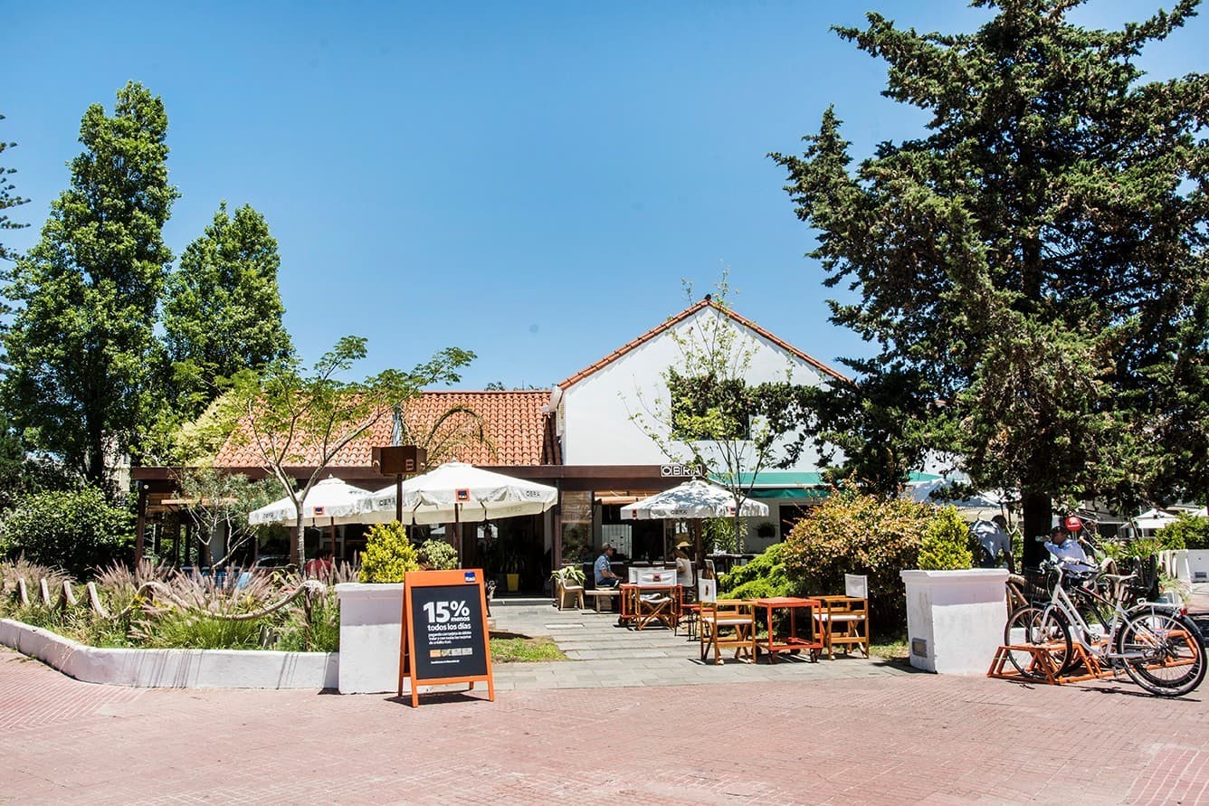 Terraza del local de Ola Poke.